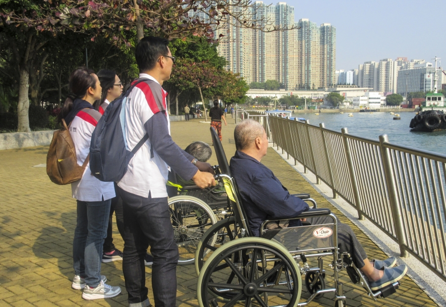 「滙丰银行义工队」推轮椅陪伴长者散步 助舒展身心